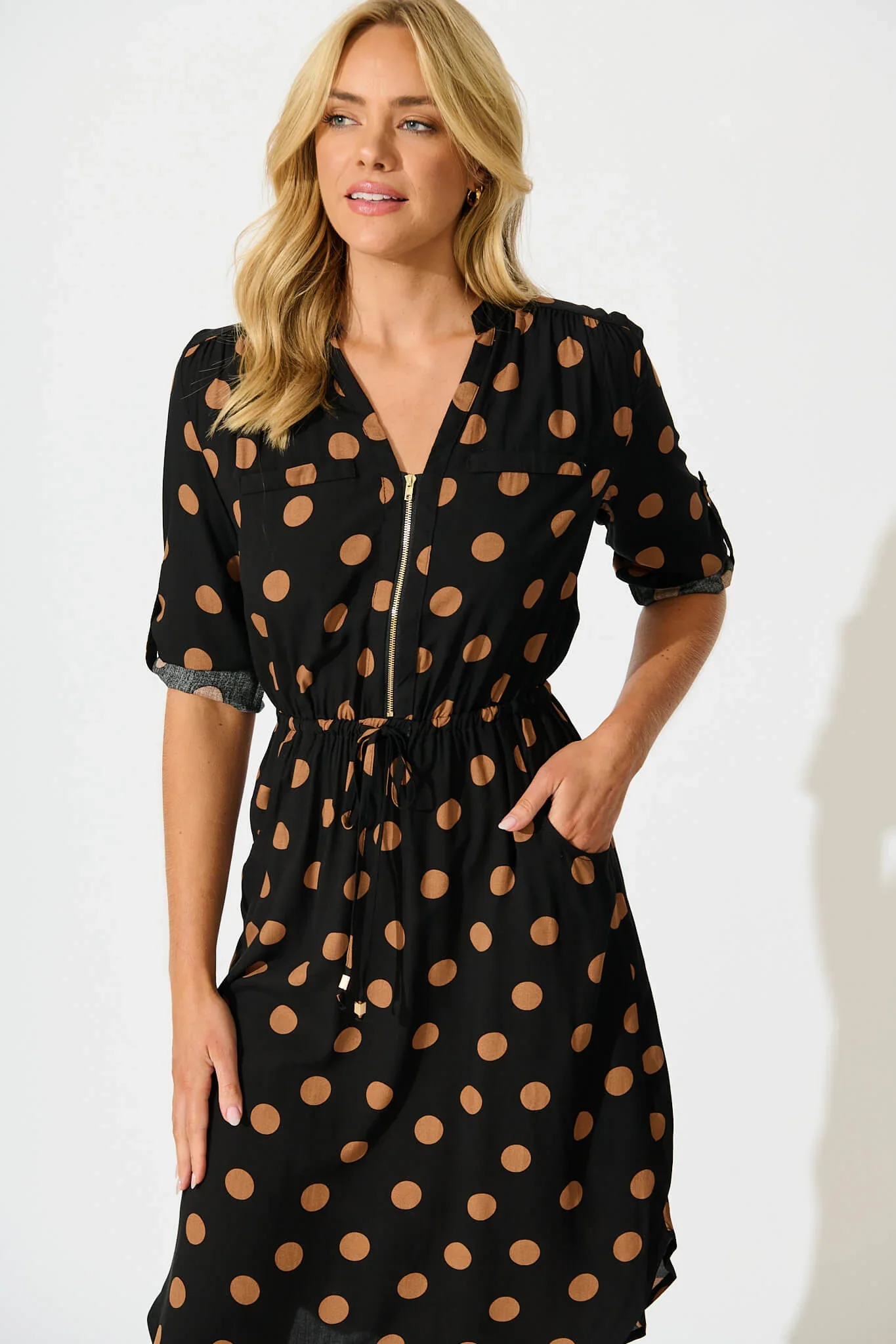 Rival Zip Dress in Black with Brown Spot - Imagem 2